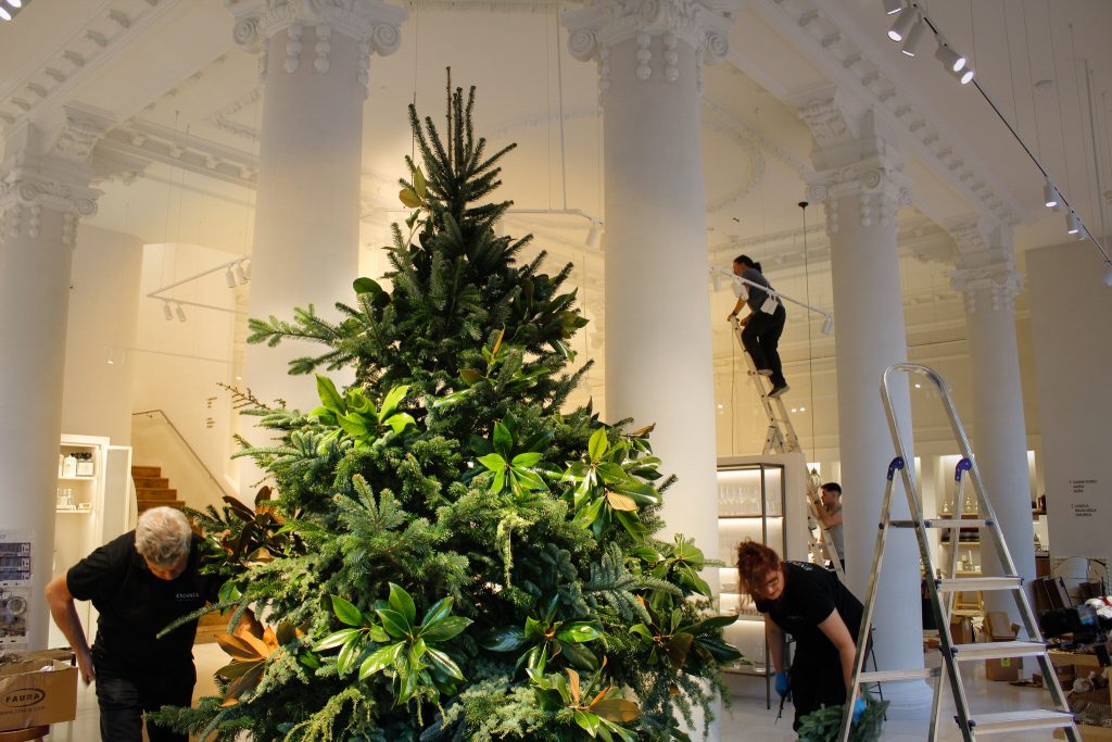 Decoración floral para escaparates en donostia