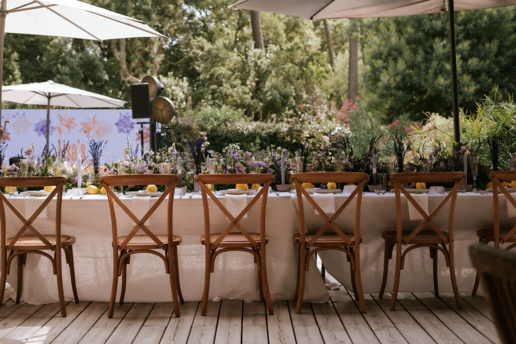 Celebración veraniega alrededor de la mesa inspirada en el estilo de vida de la costa vasca francesa