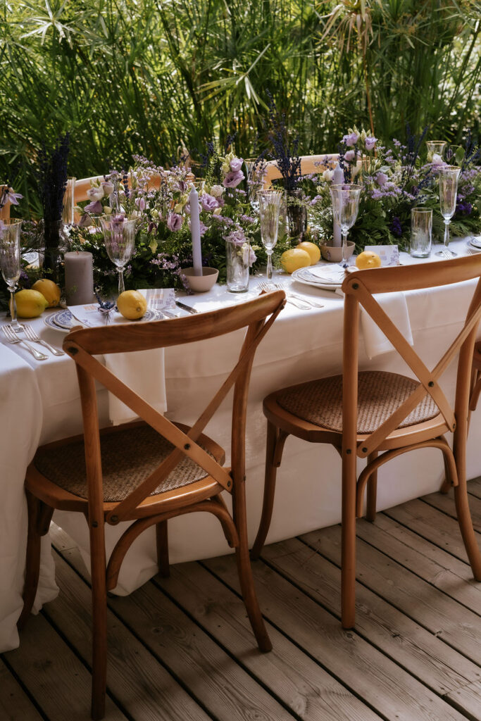 Cena de verano con decoración floral integrada en la naturaleza de Hossegor