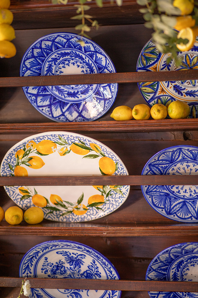 Cerámica estilo mediterráneo en tonos azules y amarillos decorada con flores y frutas