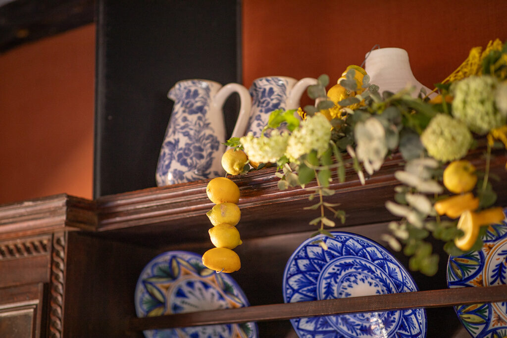 Decoración de mobiliario de madera con limones y flores en tonos amarillos