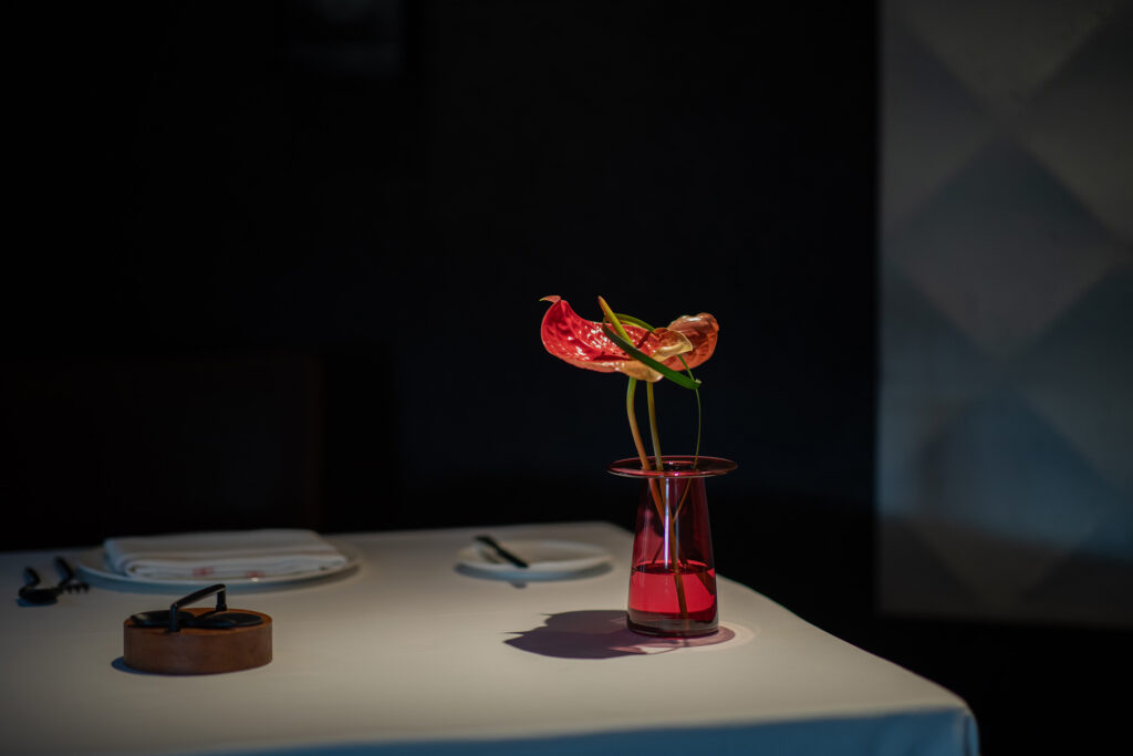 Decoración floral para restaurantes en San Sebastián en el restaurante Arzak con anthurium rojo.