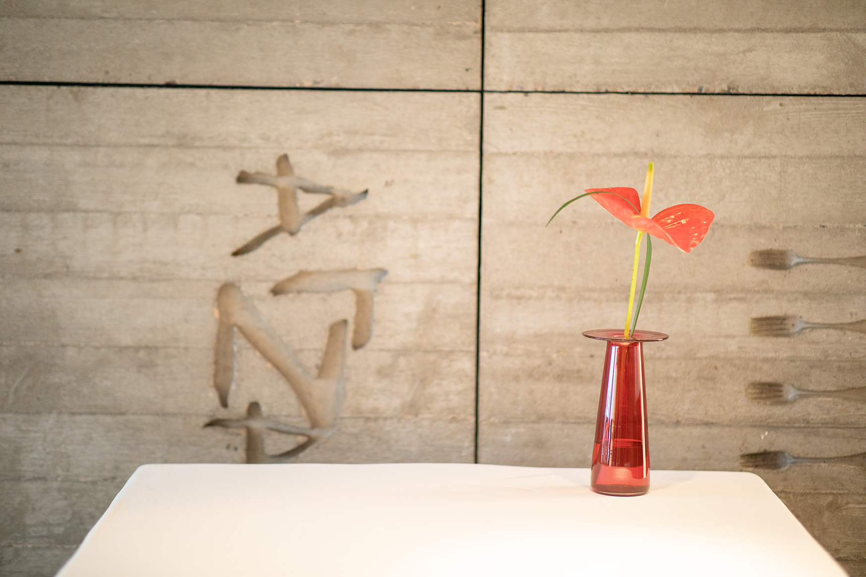 Decoración floral para restaurante Arzak con anthurium y jarrón en rojo